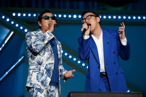 左から杉山清貴、角田晃広（東京03）。