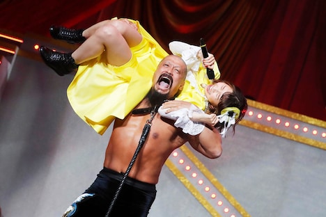 飯塚高史に担がれる玉井詩織。