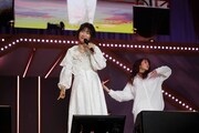 平松愛理と佐々木彩夏。