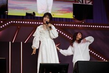 平松愛理と佐々木彩夏。