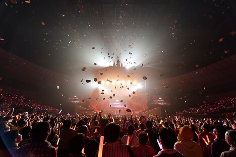 横浜アリーナに降り注ぐ松崎しげるのお面。