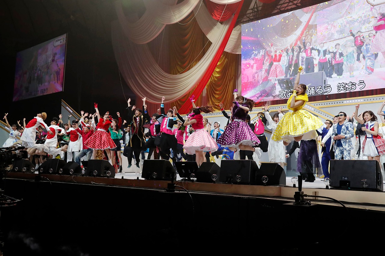 「行くぜっ！怪盗少女 -ZZ ver.-」で年越しの瞬間にジャンプする出演者たち。