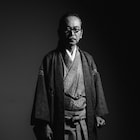 人間椅子の和嶋慎治が「NHK俳句」に登場、ギターを弾く
