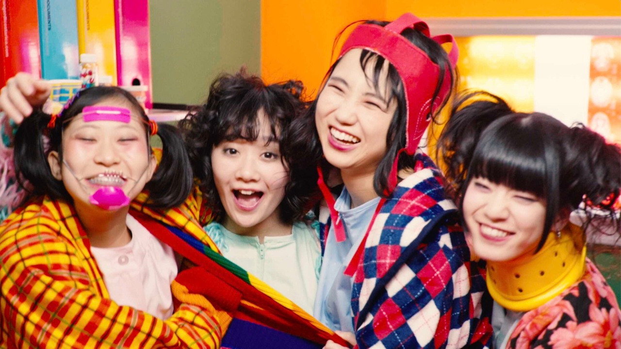 BiS「BASKET BOX」ミュージックビデオのワンシーン。