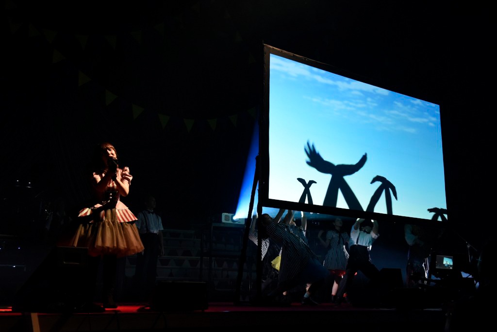 「君を許すように」披露中の様子。（Photo by Takahiro Kugino）