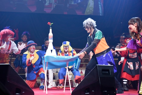 テーブルクロス引きに挑戦するKATSU（G, Key）。（Photo by Takahiro Kugino）