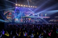 ムービングステージで客席の上を進む超特急。