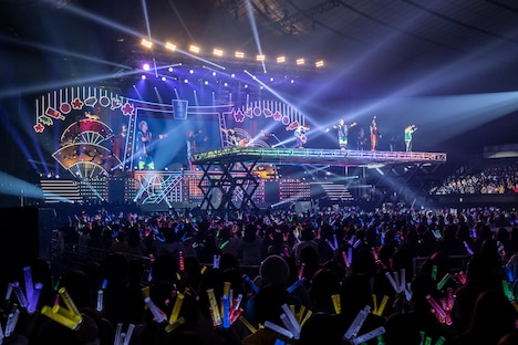 ムービングステージで客席の上を進む超特急。