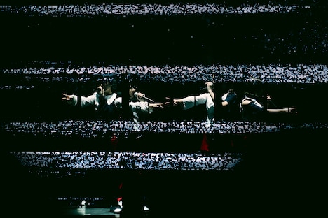 「MORE PAST」のパフォーマンスの様子。（撮影：稲垣謙一）