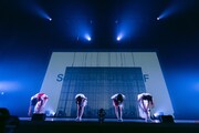 ライブを終えて一礼するMaison book girl。（撮影：稲垣謙一）