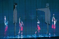 「闇色の朝」のパフォーマンスの様子。（撮影：稲垣謙一）