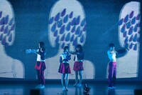 「闇色の朝」のパフォーマンスの様子。（撮影：稲垣謙一）