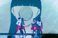 「闇色の朝」のパフォーマンスの様子。（撮影：稲垣謙一）