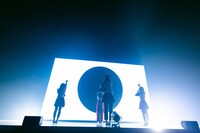 「rooms」のパフォーマンスの様子。（撮影：稲垣謙一）