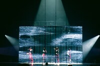 「MORE PAST」のパフォーマンスの様子。（撮影：稲垣謙一）