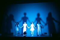 「シルエット」のパフォーマンスの様子。（撮影：稲垣謙一）