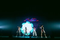 「悲しみの子供たち」のパフォーマンスの様子。（撮影：稲垣謙一）