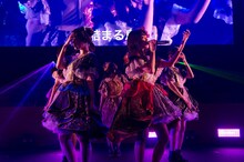 「LINE CUBE SHIBUYA de まねきケチャ」の様子。（撮影：高階裕幸）