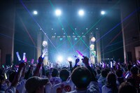 「LINE CUBE SHIBUYA de まねきケチャ」の様子。（撮影：高階裕幸）