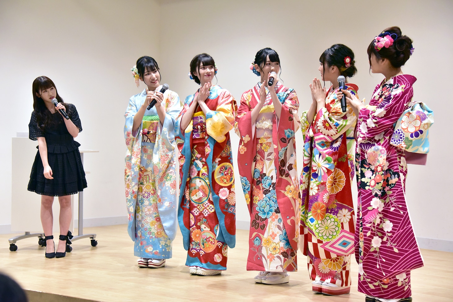 =LOVEと≠MEによる合同成人式イベントの様子。