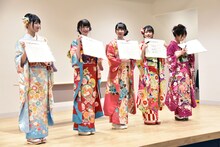 =LOVEと≠MEによる合同成人式イベントの様子。