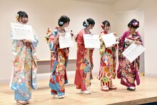 =LOVEと≠MEによる合同成人式イベントの様子。