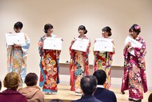 =LOVEと≠MEによる合同成人式イベントの様子。