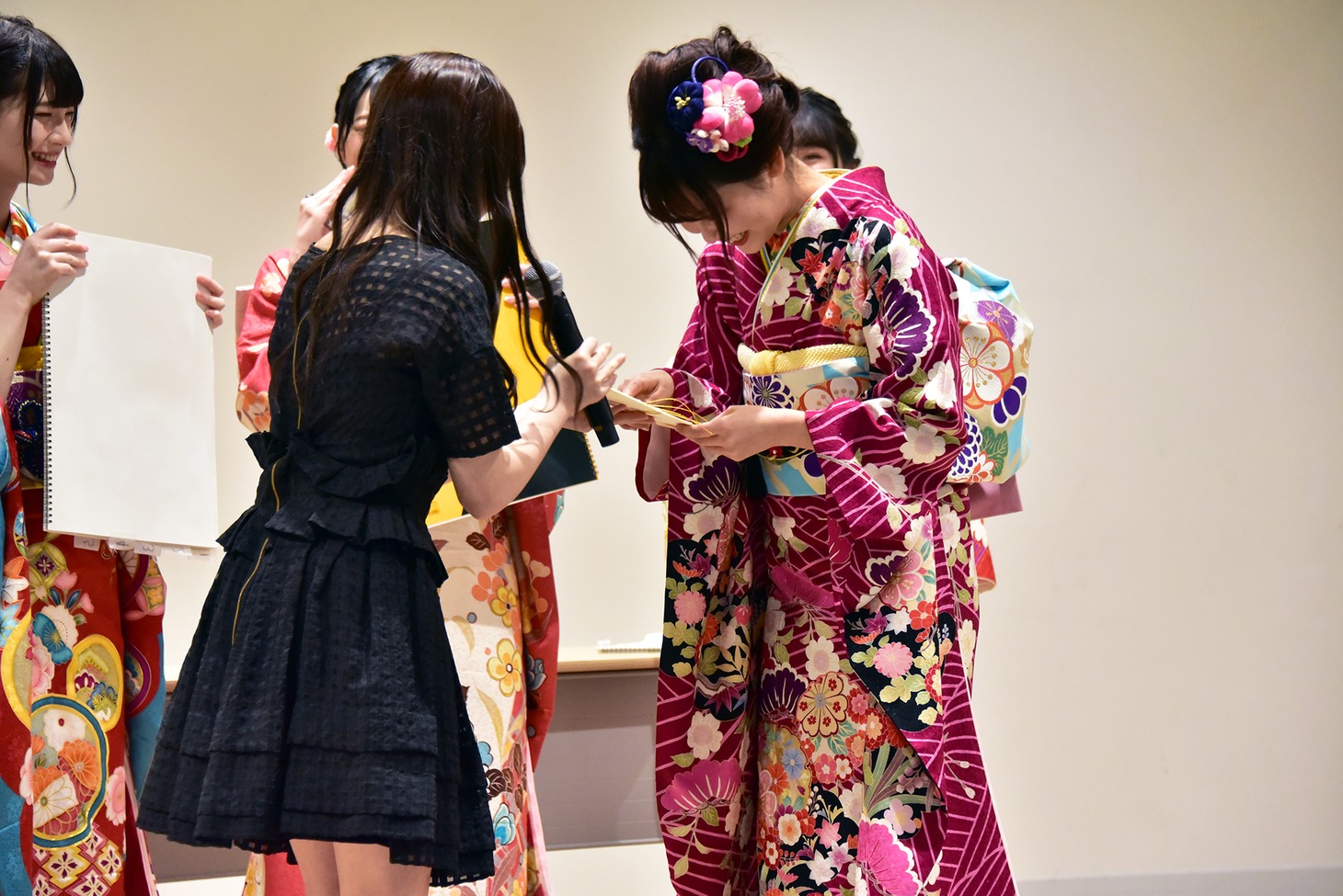 山本杏奈（左）から優勝特典を受け取る大場花菜（右）。