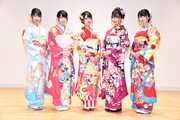 左から蟹沢萌子、谷崎早耶、佐々木舞香、大場花菜、菅波美玲。