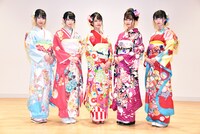 左から蟹沢萌子、谷崎早耶、佐々木舞香、大場花菜、菅波美玲。