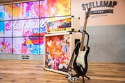 山吹りょう（エルフリーデ）オリジナルデザインのMarshallアンプと愛用ギター。