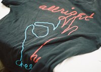 「キングオブコント2017」の決勝ステージで着用していた“all right”Tシャツ。