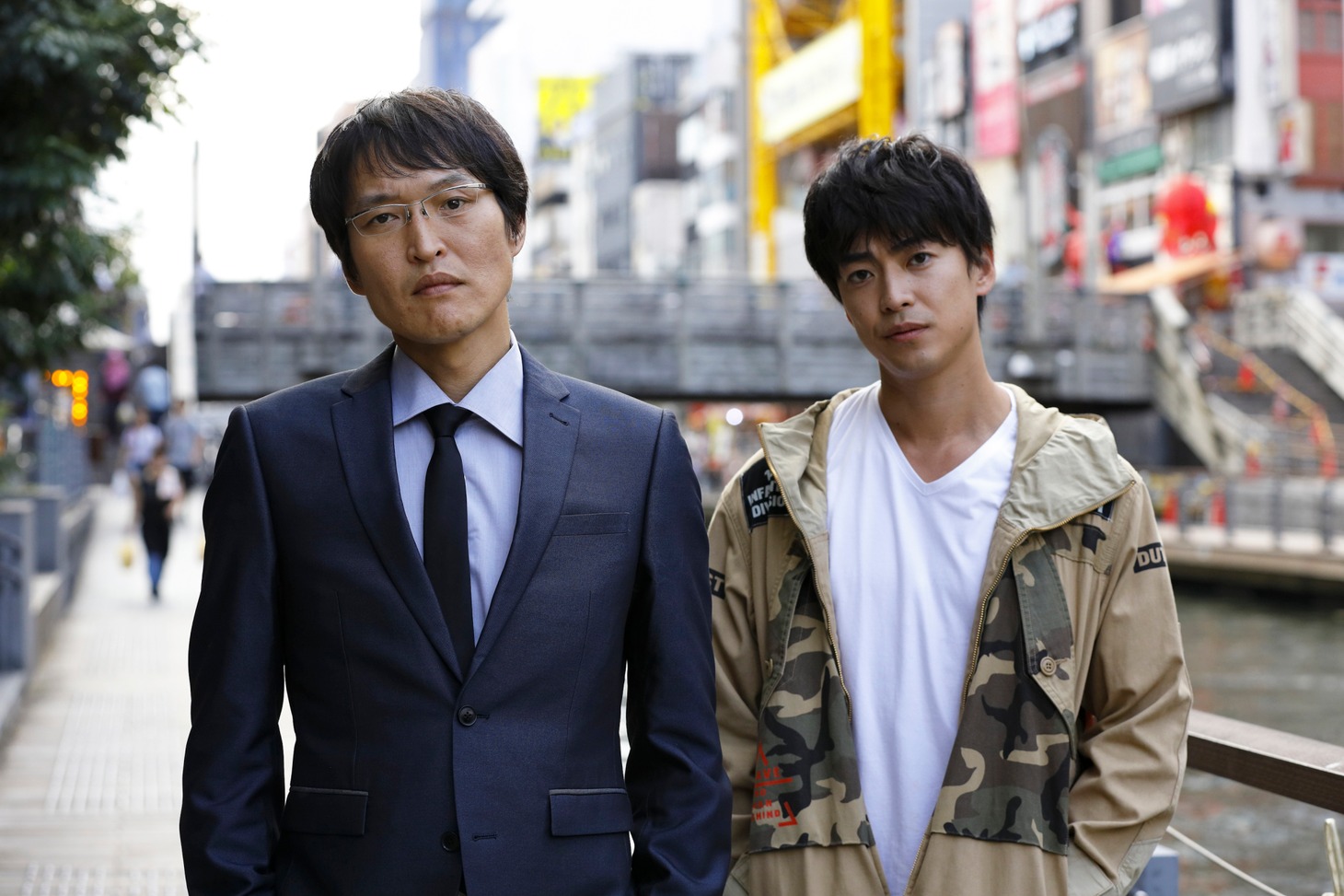 左から千原ジュニア演じる萬田銀次郎、大東駿介演じる坂上竜一。