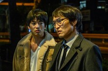 左から大東駿介演じる坂上竜一、千原ジュニア演じる萬田銀次郎。