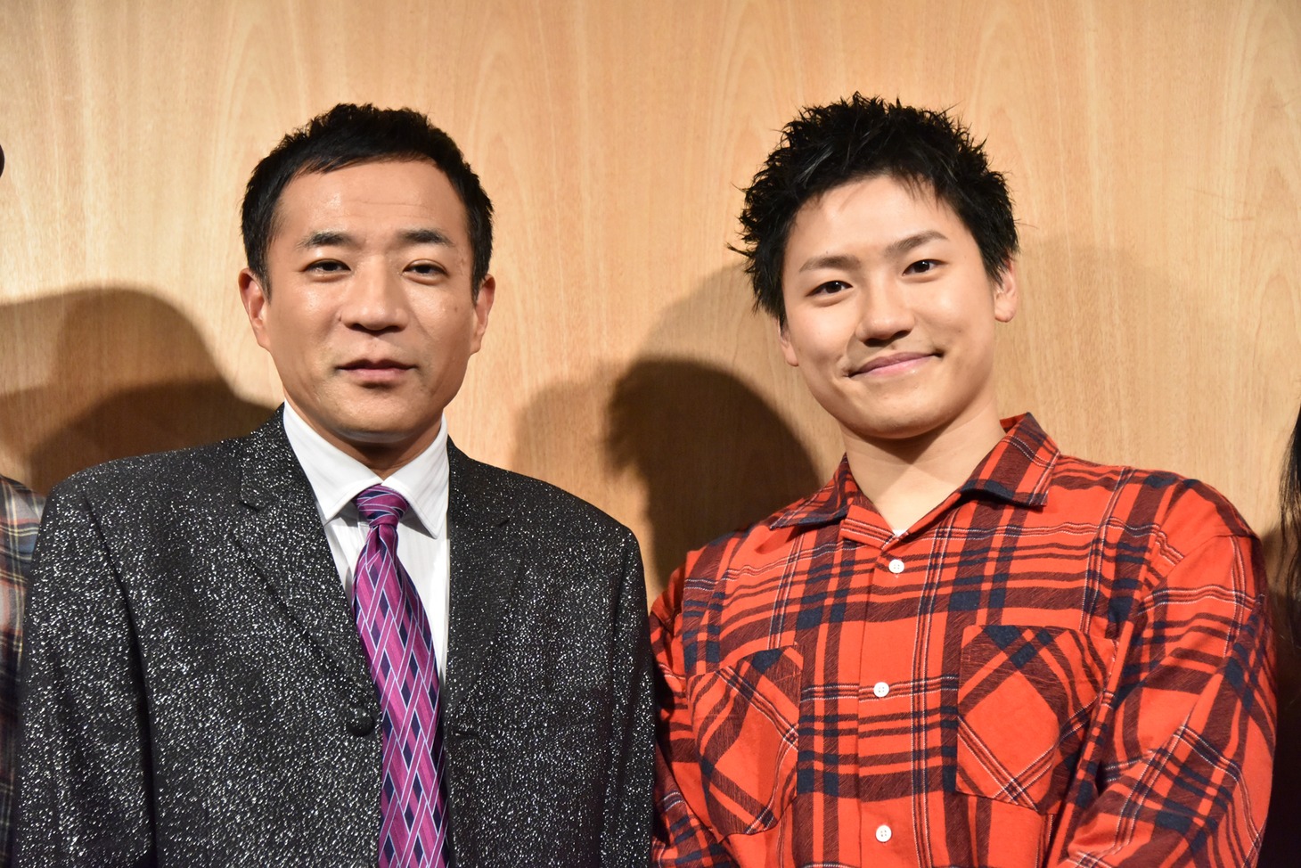 左から塙宣之、小森隼。