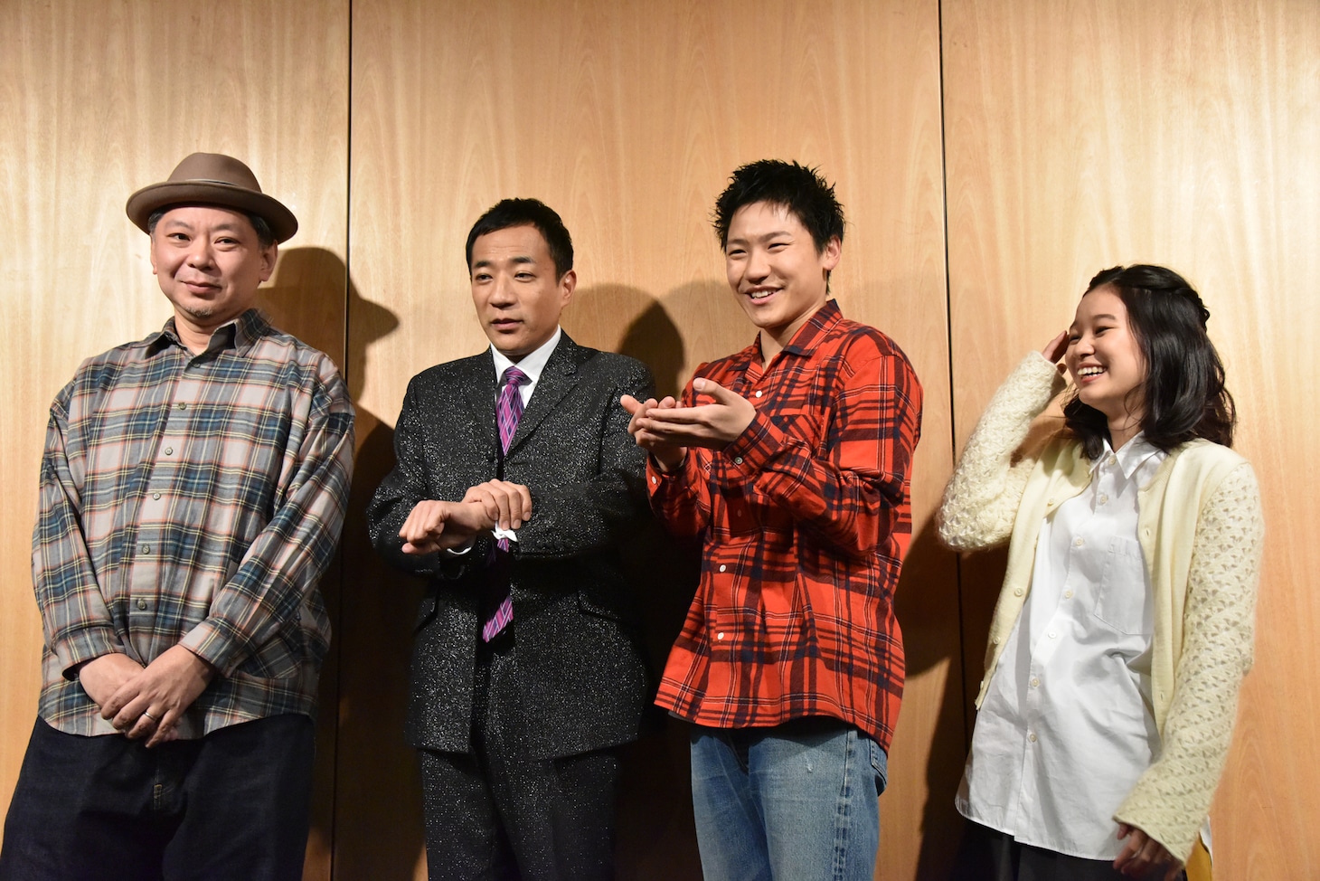 「何かポーズを」というリクエストに戸惑う小森隼（右から2番目）。