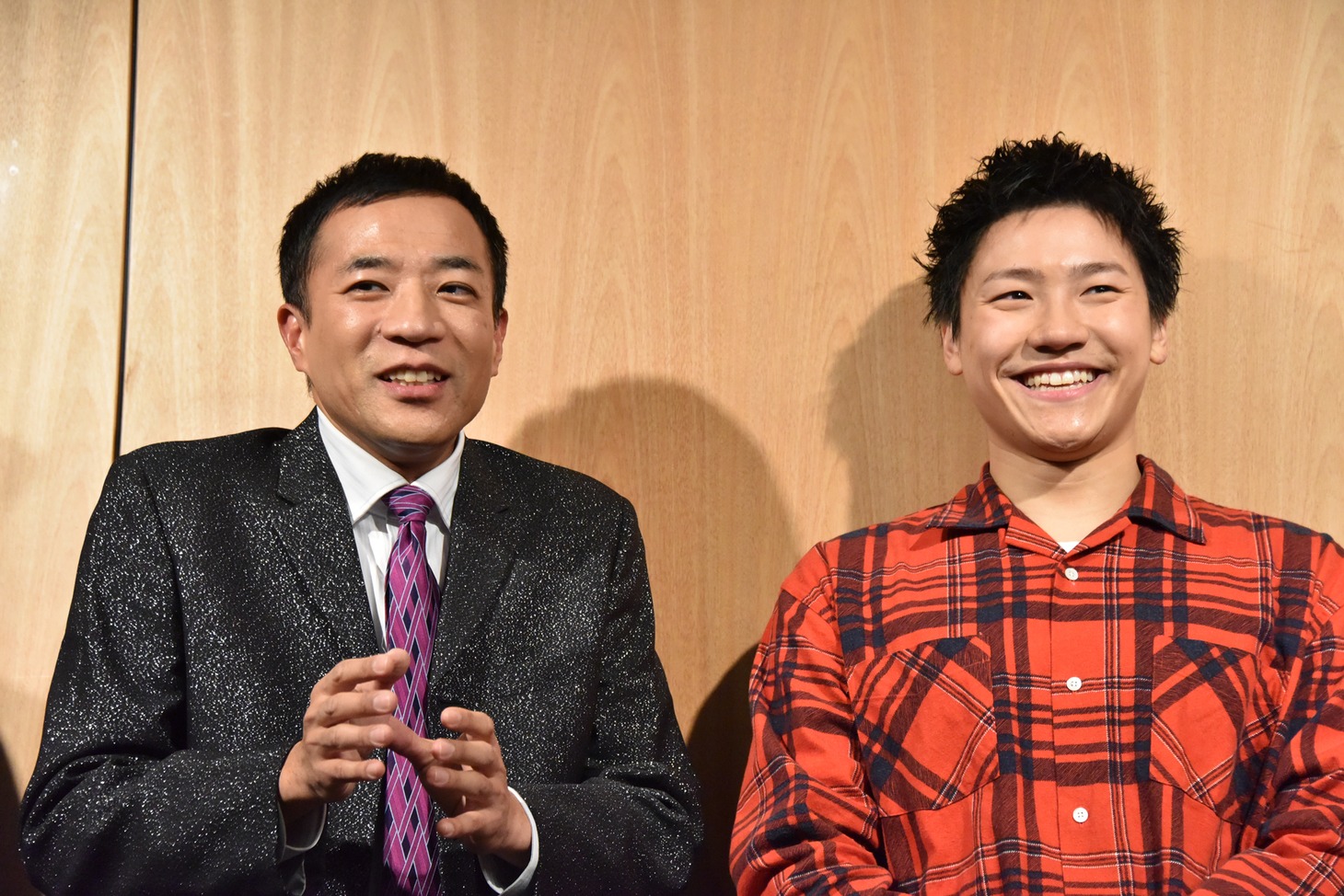 左から塙宣之、小森隼。