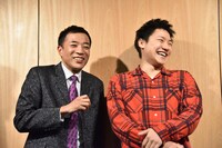 左から塙宣之、小森隼。