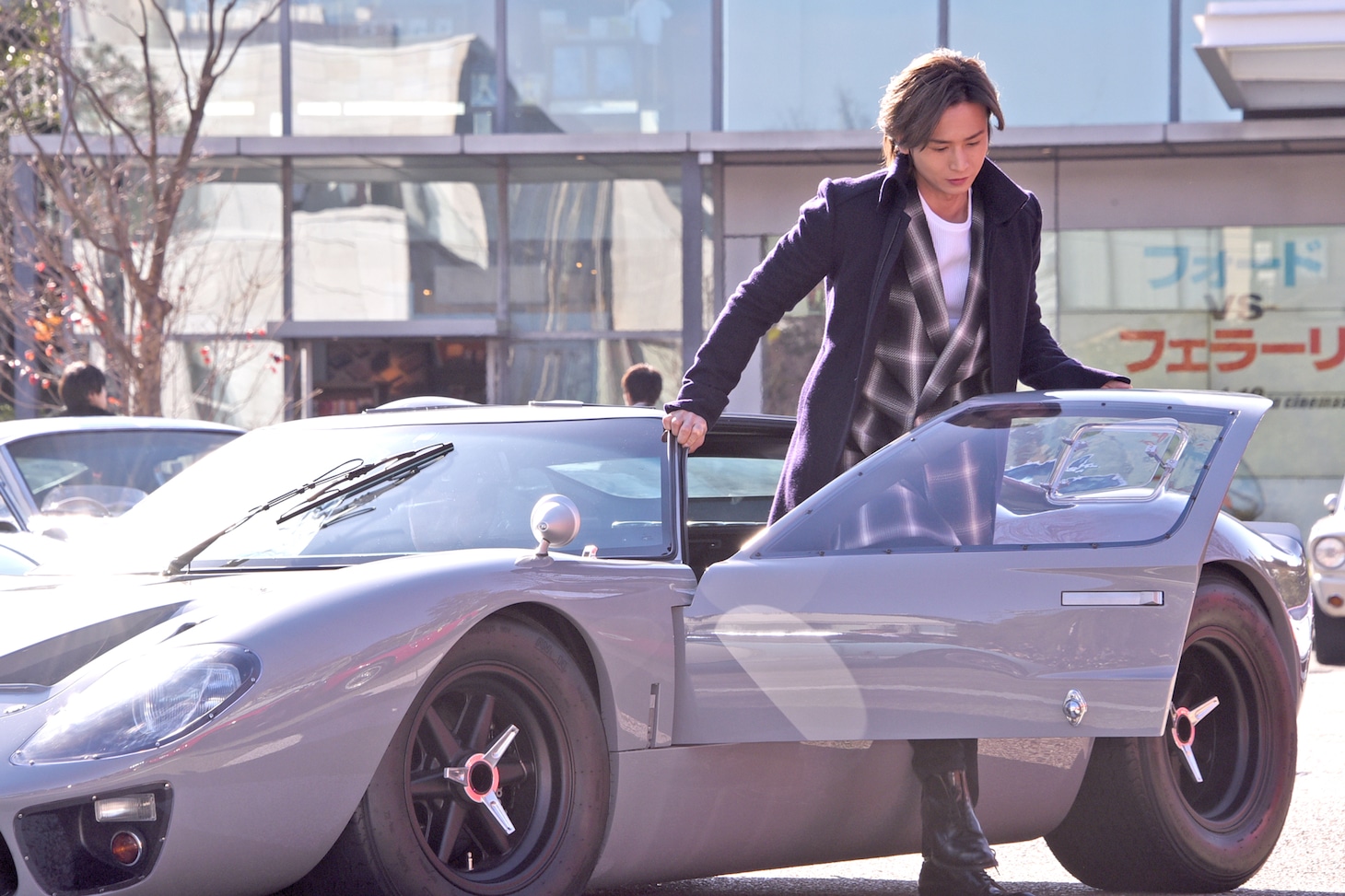 フォード GT40 マークIIに乗って会場に姿を見せた堂本光一（KinKi Kids）。