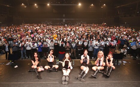 「OH MY GIRL LIVE TOUR‘starlight again’」東京・チームスマイル・豊洲PIT公演で撮影された記念写真。（写真提供：ソニー・ミュージックレーベルズ）