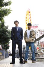 左から千原ジュニア演じる萬田銀次郎、大東駿介演じる坂上竜一。