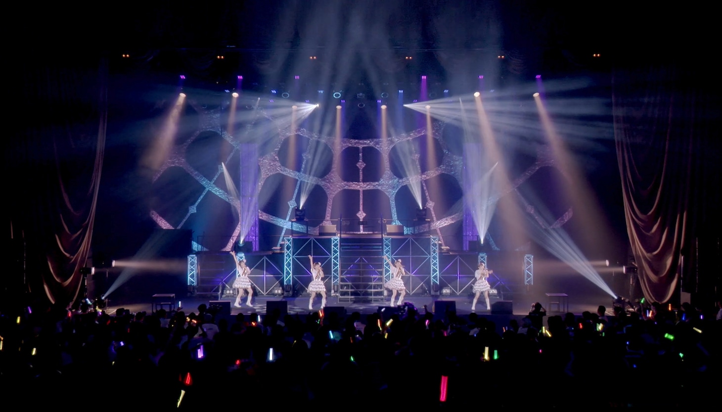 ロッカジャポニカ「ROCK A JAPONICA "FRONTIER" LIVE ～中野サンプラザ 平成最後のアイドルコンサート～」トレイラー映像のワンシーン。