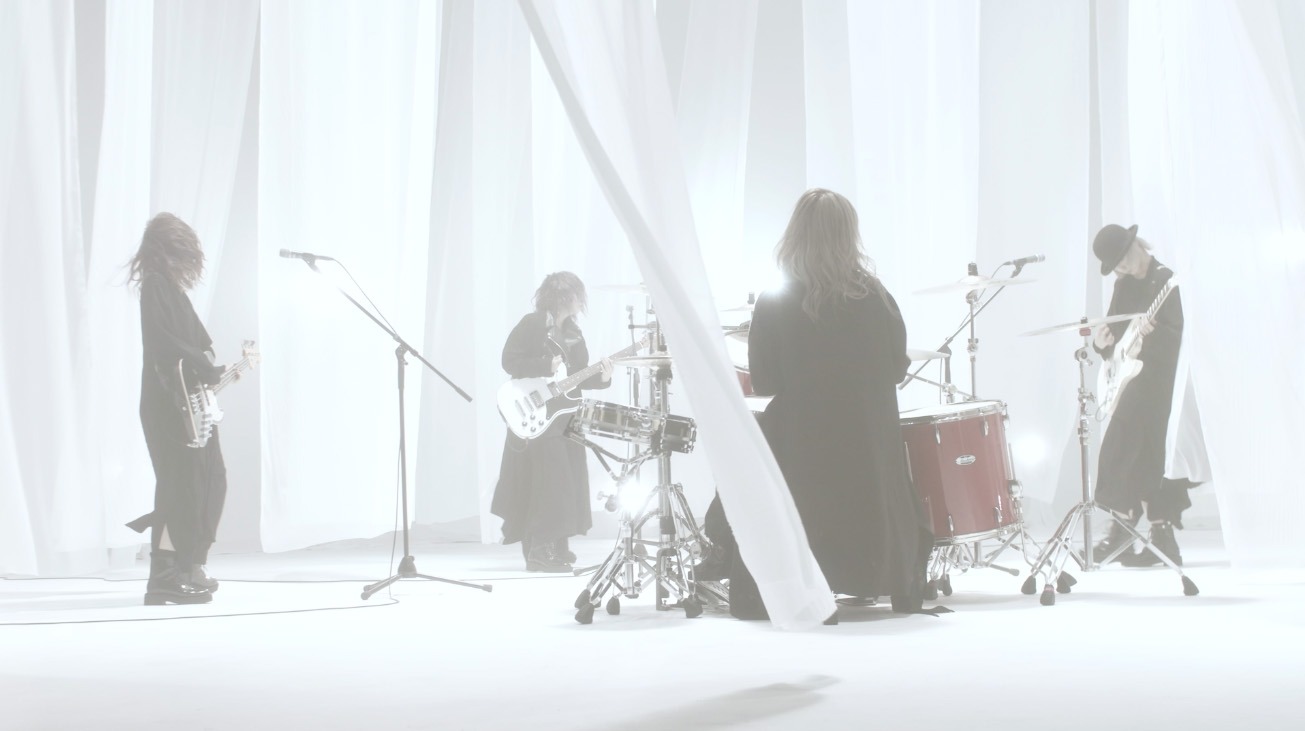 SCANDAL「A.M.D.K.J.」ミュージックビデオのワンシーン。