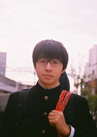 TOKYO MX「スイーツ食って何が悪い！」より崎山蒼志。(c)ソニー・ミュージックエンタテインメント (c)2020「スイーツ食って何が悪い！」