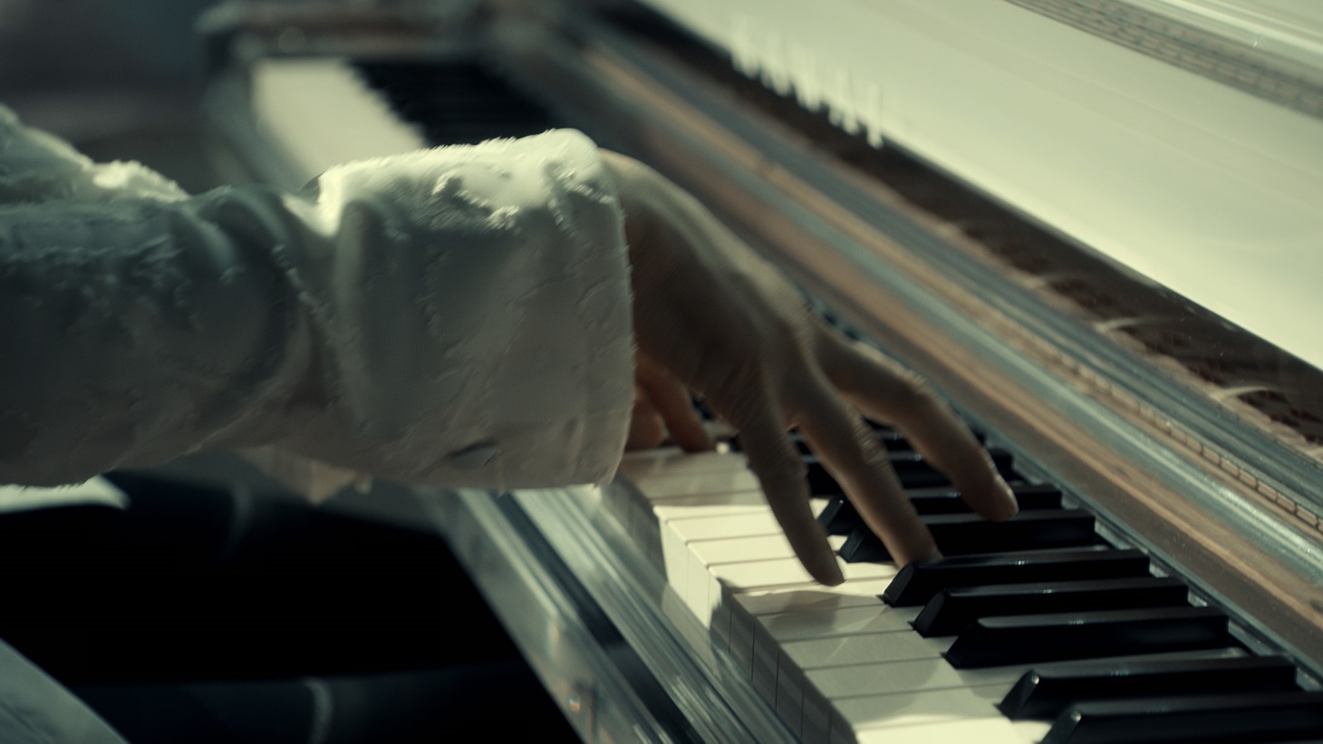 YOSHIKI出演「SUUMO」新CMのワンシーン。