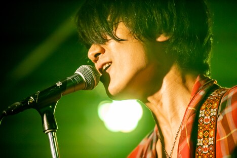 佐々木亮介（Vo, G）（Photo by Viola Kam [V'z Twinkle]）