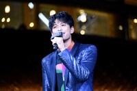 ミストフェリーズのマジックでイルミネーションを消灯する森崎ウィン（PRIZMAX）。