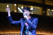 ミストフェリーズのマジックでイルミネーションを消灯する森崎ウィン（PRIZMAX）。