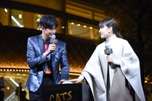 森崎ウィン（PRIZMAX）と葵わかな。