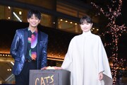 森崎ウィンが“魔法”で点灯式演出、葵わかなと「キャッツ」イルミネーション光らせる